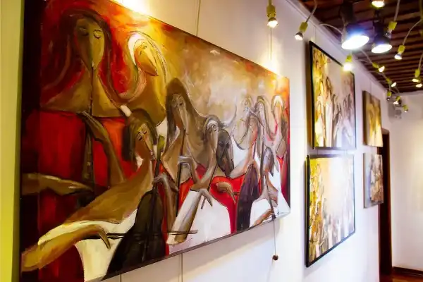 Pinturas e telas expostas